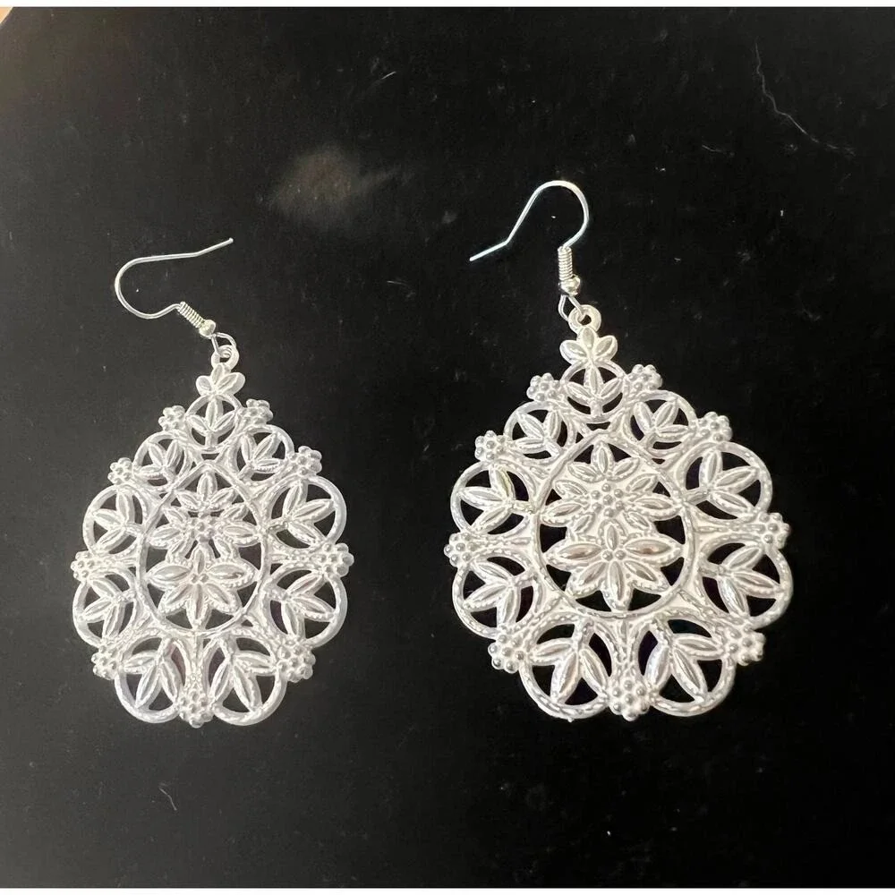 NEW White and Silver Whimsical Snowflake Filigree Design Pierced‎ Earrings